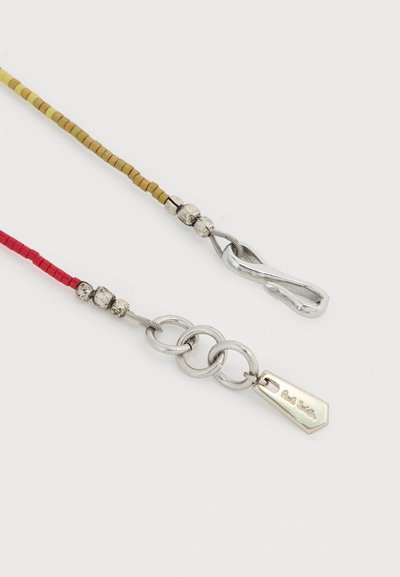 Δύο τελειώματα κολιέ με χάντρες, με ασημένιο κούμπωμα και ρυθμιζόμενους κρίκους, το ένα με κόκκινες χάντρες και το άλλο με μουσταρδί κίτρινες χάντρες.