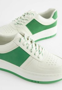 Next FOREVER COMFORT CHUNKY- REGULAR - Matalavartiset tennarit - white green