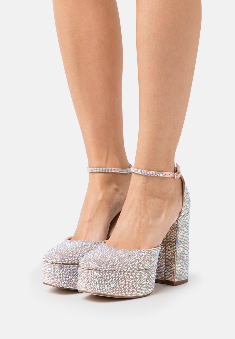 Escarpins à plateforme avec un chunky block heel, recouvert de strass multicolores. Bride de cheville ornée de petits accents scintillants.