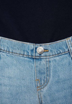 Jeanși din denim de culoare bleu deschis, cu sistem de închidere cu buton metalic, cusături în contrast, cinci buzunare și o textură ușor estompată.