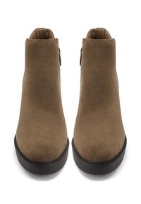 Stivali alla caviglia in suede marrone con punta arrotondata, cerniera laterale e suola in gomma nera. Texture liscia e design minimalista.