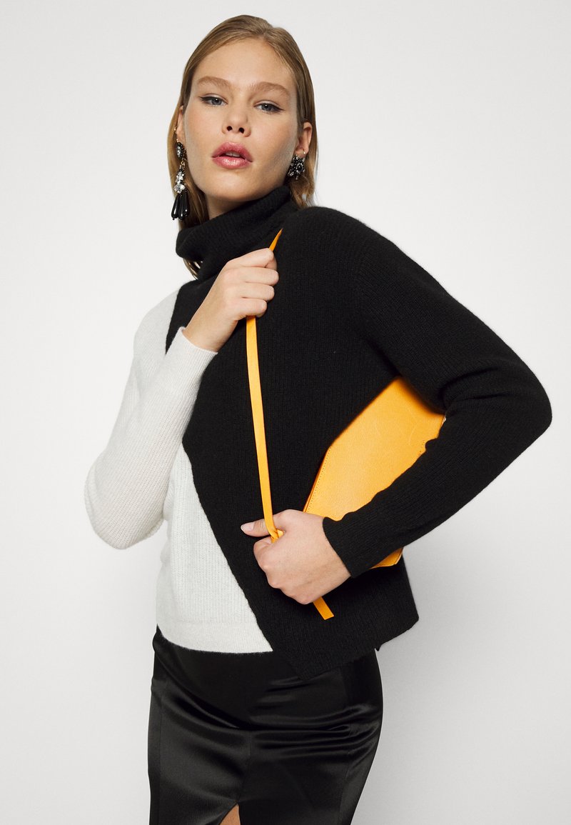 Damen Bekleidung | Alice + Olivia JACOB DIAGONAL Strickpullover black/soft white/schwarz - US03851 Damen Bekleidung | Alice + Olivia JACOB DIAGONAL Strickpullover black/soft white/schwarz - US03851