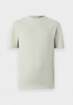 T-shirt gris clair à manches courtes avec col rond et petit logo blanc "HUGO" sur la poitrine gauche.
