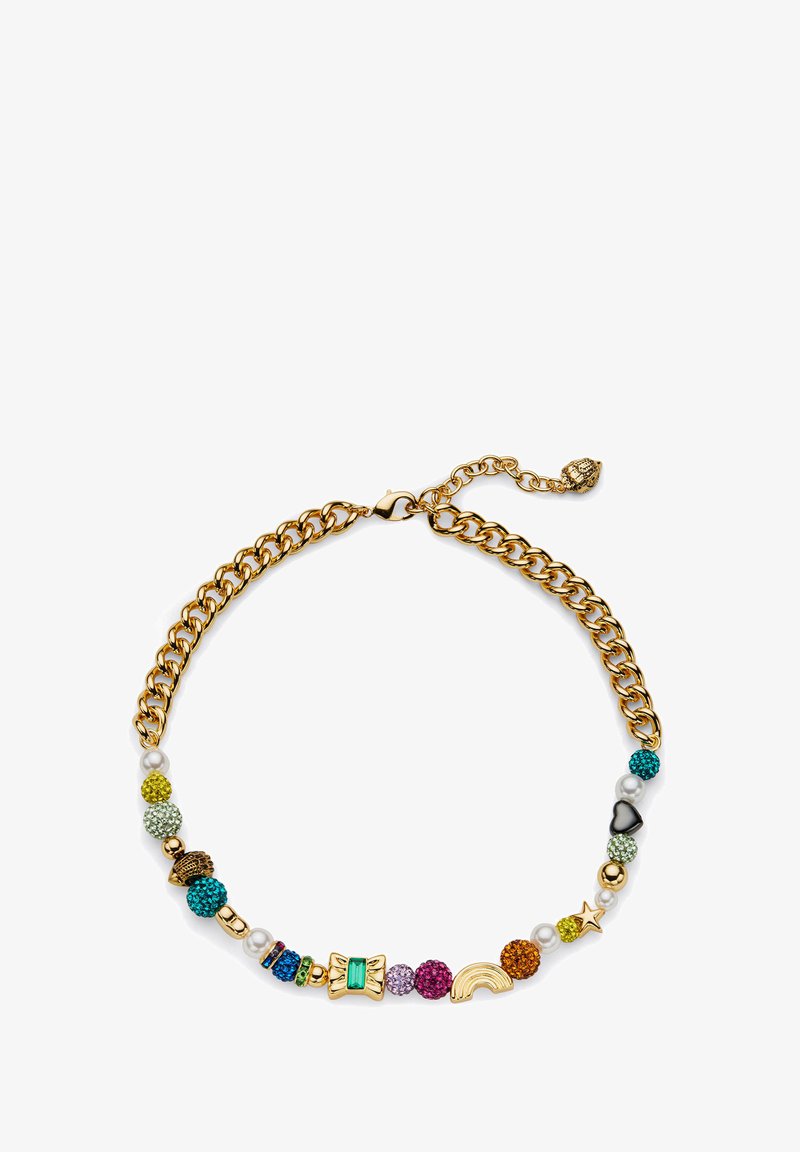 Bracelet chaîne en or avec perles colorées, perles et breloques incluant un nœud, un arc-en-ciel, une étoile, un cœur et un coquillage sur fond blanc.