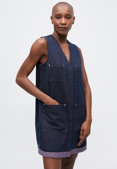 Denim obleka brez rokavov, temno modra, z dekoltejem v obliki črke V, z dvema sprednjima žepoma, s pritrdilnim zapiranjem, kontrastna obdelava v svetlejšem vijoličnem.