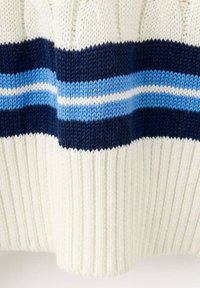 Gros plan sur un tissu tricoté avec des rayures horizontales alternées en bleu marine, bleu clair, blanc et crème avec une texture côtelée.