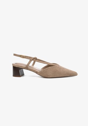 Damen Slingback-Schuh aus taupefarbenem Wildleder mit spitzer Schuhspitze, niedrigem Blockabsatz und dünnem Knöchelriemen mit goldener Schnalle.