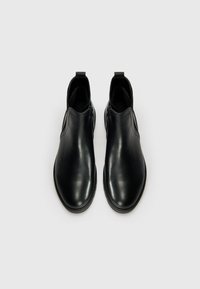 Schwarze Leder-Ankle-Boots mit einem eleganten Design, elastischen Seitenpaneelen und kleinen Zuglaschen an der Rückseite; glänzende Oberfläche und minimalistischer Form.