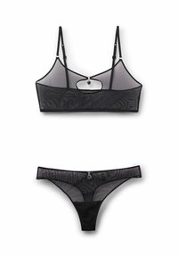 Zestaw czarnego stanika typu bralette i stringów z regulowanymi ramiączkami, ozdobą w formie wycięcia na środku oraz subtelnymi teksturowanymi wzorami.