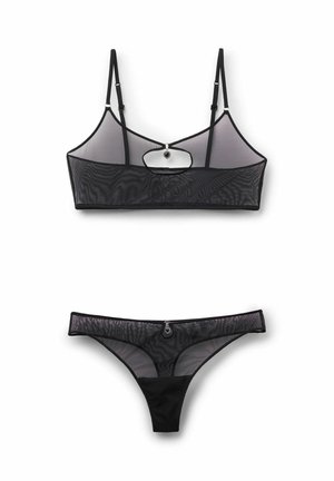 Conjunto de bralette de malla negra y tanga con tirantes ajustables, detalle de abertura en el centro y sutiles patrones texturizados.