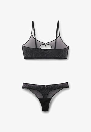 Zestaw czarnego stanika typu bralette i stringów z regulowanymi ramiączkami, ozdobą w formie wycięcia na środku oraz subtelnymi teksturowanymi wzorami.
