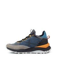 Zapatos de senderismo que presentan una combinación de textiles en azul, gris y negro con acentos en naranja, parte superior texturizada y suela blanca resistente para mayor tracción.