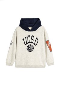 Felpa grigia chiara con cappuccio navy, caratterizzata da testo nero "U.C.S.D.", emblema con sigillo e una "V" arancione sulla manica destra.