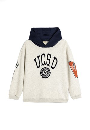 Felpa grigia chiara con cappuccio navy, caratterizzata da testo nero "U.C.S.D.", emblema con sigillo e una "V" arancione sulla manica destra.