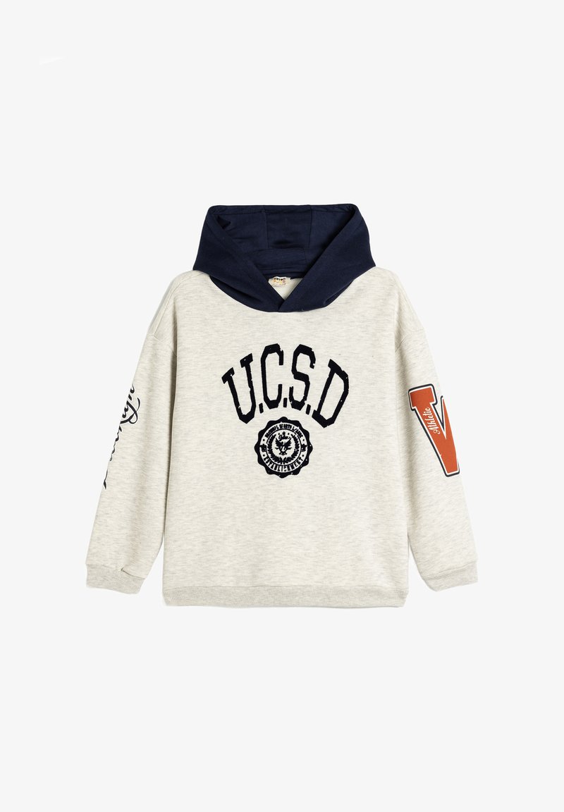 Felpa grigia chiara con cappuccio navy, caratterizzata da testo nero "U.C.S.D.", emblema con sigillo e una "V" arancione sulla manica destra.