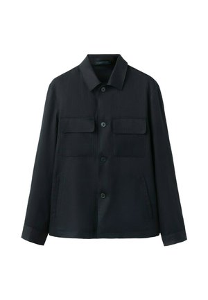 Chaqueta negra abotonada con cuello, dos bolsillos de solapa en el pecho y dos bolsillos laterales con abertura, mostrada sobre un fondo blanco.