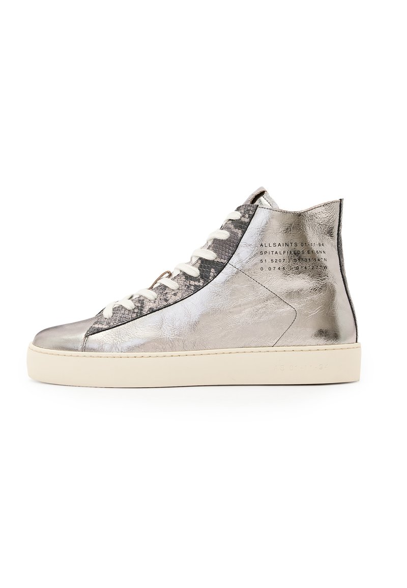 Sneaker alte in pelle metallica argento con dettagli testurizzati. Presentano una suola crema, chiusura con lacci e un marchio stampato sul lato.