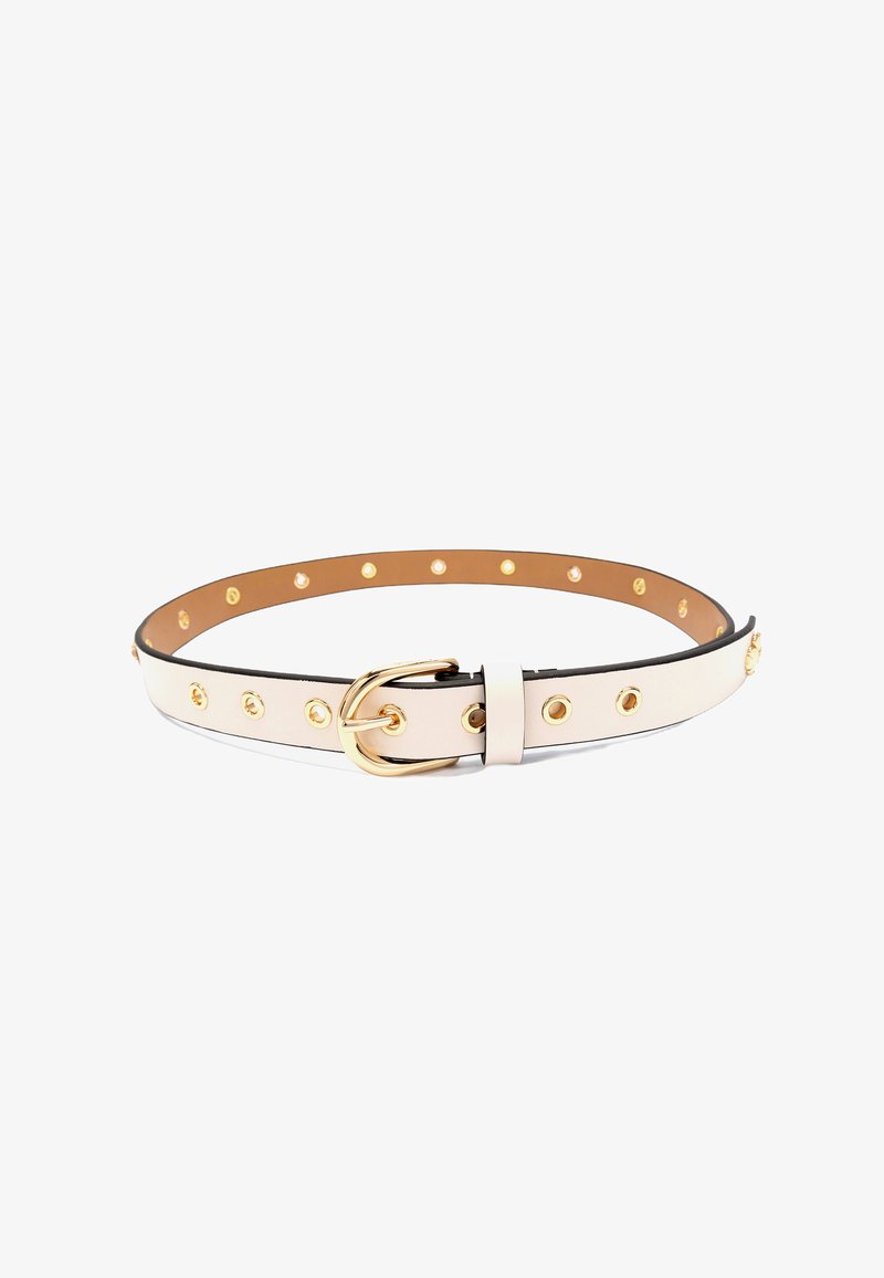 Vaaleanbeige nahkavyö, jossa on pyöreitä kultaisia aukkoja ja kultainen solki, esillä valkoisella taustalla.