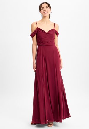 Burgunderfarbenes schulterfreies Abendkleid mit gerafftem Oberteil, fließendem Rock und feinen Trägern, aus leichtem Stoff mit glatter Textur.