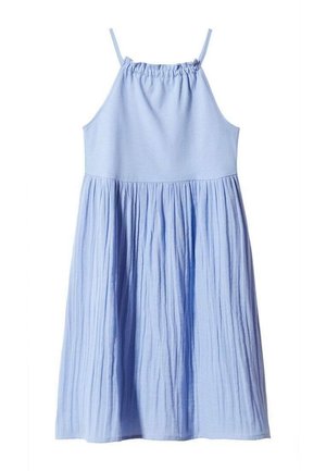 Vestido azul claro sin mangas con tirantes finos, escote fruncido y falda plisada que se extiende desde la cintura hasta el dobladillo.