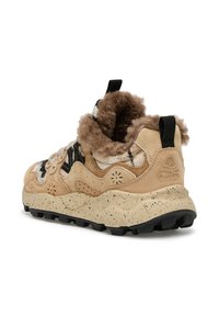 Sneaker in suede beige con tessuto nero e crema a motivo, colletto foderato in pelliccia, suola testurizzata beige maculata e linguetta sul retro.