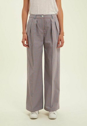 Pantalons légers à jambes larges avec un motif à carreaux bleu et rouge, devant plissé, taille haute et fermeture à bouton. Le matériau semble doux.