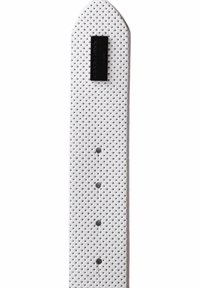 Weißes durchlöchertes Armband mit fünf Verstelllöchern, versehen mit einem rechteckigen schwarzen Hardware-Etikett, das nahe dem Ende angebracht ist.