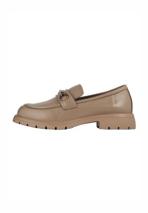 Mocassin en cuir beige avec semelle épaisse et détail métallique sur la tige, avec des surpiqûres et un talon légèrement surélevé.
