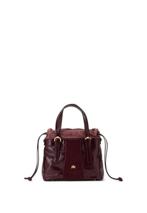 Sac à main en cuir bordeaux foncé avec deux poignées supérieures, boucles dorées et un détail de fermeture à cordon en tissu doux.
