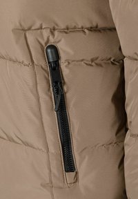 Braune Warp-Jacke aus Stoff mit horizontalen Steppnähten, ausgestattet mit einer schwarzen Reißverschlusstasche und einer nahtlosen Textur. Leichtgewichtiges und isoliertes Design.