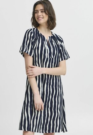 Abito a maniche corte con strisce verticali blu navy e crema, caratterizzato da una scollatura a V e un tessuto morbido e testurizzato che arriva a metà coscia.