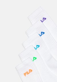 Calcetines de algodón blancos con textura acanalada, que presentan logotipos de FILA de colores naranja, verde, azul y púrpura en cada calcetín.