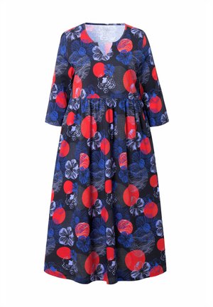 Vestido floral con fondo azul marino, círculos rojos, flores azules y detalles blancos. Largo hasta la rodilla, con mangas de tres cuartos y escote en V.