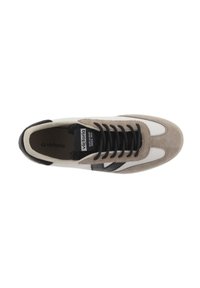 Sneaker in suede e pelle con una combinazione di colori bianco e grigio. Presenta lacci neri, una parte superiore testurizzata e un logo sulla linguetta.