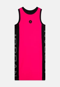 Robe de sport rose avec des panneaux latéraux noirs et un texte "JORDAN" gris. Présente un col rond et un logo centré sur la poitrine.