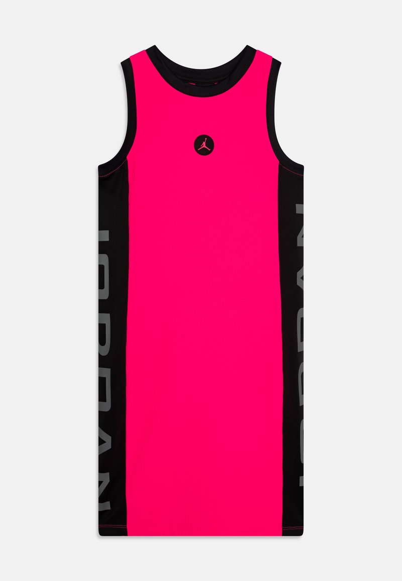 Robe de sport rose avec des panneaux latéraux noirs et un texte "JORDAN" gris. Présente un col rond et un logo centré sur la poitrine.