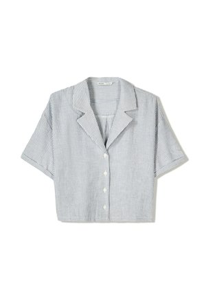 Kort mouw crop top met knopen aan de voorkant, blauwe en witte verticale strepen en een notched kraag op een witte achtergrond.