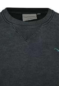 Dunkelgrauer Baumwollpullover mit einem gerippten Rundhalskragen, einem V-förmigen Stich am Kragen und einem kleinen türkisfarbenen Logo auf der linken Seite.