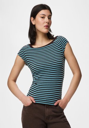 Pieces OBERTEIL MIT ANGESCHNITTENEN ÄRMELN PCSOF U-BOOT-AUSSCHNITT - T-shirt basique - blue radiance