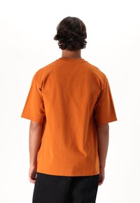 Oakley SOHO TEE - Pamata T-krekls - ginger