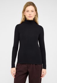 Czarny prążkowany golf z długimi rękawami i dopasowanym krojem, wykonany z gładkiego, elastycznego materiału.