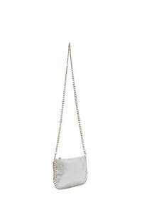 Sølvmetallic crossbody taske med kædetræk, rektangulær form, stikninger langs kanterne, glat tekstur.