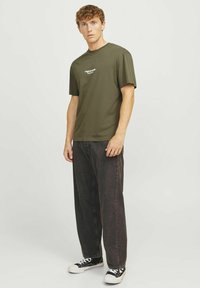 Jack & Jones JORVESTERBRO CREW NECK - Triko s potiskem - khaki