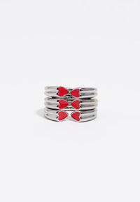 Anelli impilabili in tonalità argento con quattro accenti a forma di cuore rossi, superficie liscia, bordi arrotondati e una finitura lucida.