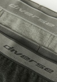 Szare szorty sportowe z teksturowanym pasem w kontrastującym kolorze oraz gładką tkaniną i opływowym krojem.