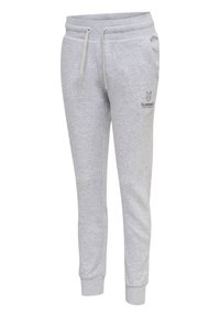 Pantalon de jogging gris clair fuselé avec poignets élastiques, taille à cordon, poches latérales et petit logo "hummel" sur la cuisse.