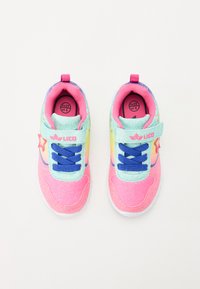 Sapatilhas infantis cor-de-rosa e azuis com uma textura brilhante, fecho de velcro e um detalhe de estrela; apresentam padrões coloridos e divertidos nas laterais.