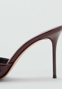 Escarpin bordeaux brillant avec un talon aiguille fin, design à bout ouvert, et une doublure intérieure lisse dans une couleur claire contrastante.