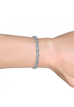 Bracciale d'argento su un polso, caratterizzato da un design intrecciato con molte piccole pietre trasparenti, che mostra una superficie liscia e lucida.