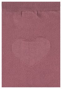 Strickoberteil in sanftem Rosa mit Herzmotiv, ausgestattet mit einem gerippten Halsauschnitt und klaren Linien. Hergestellt aus elastischem Material für zusätzlichen Komfort.